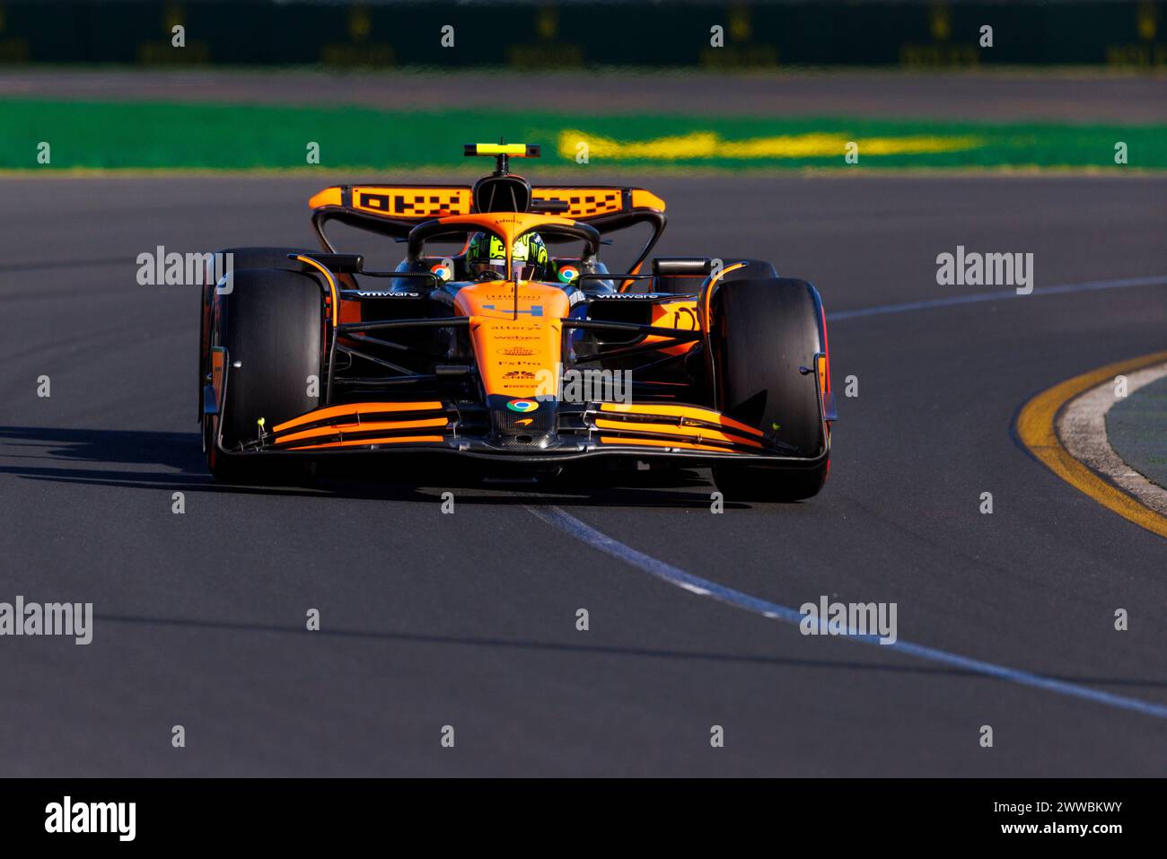 Melbourne, Australien. März 2024. Lando Norris aus Großbritannien fährt den (4) McLaren MCL37 während des Qualifyings vor dem F1 Grand Prix von Australien auf der Albert Park Grand Prix Strecke. (Foto: George Hitchens/SOPA Images/SIPA USA) Credit: SIPA USA/Alamy Live News Stockfoto