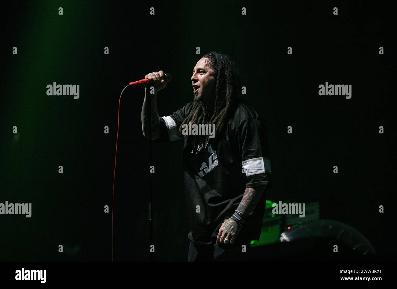 P.O.D. live in der Wembley Arena in London am 15. März 2024 Sonny Sandoval, Leadsänger P.O.D. (an Initialism for Payable on Death) ist eine US-amerikanische Christian-Nu-Metal-Band, die 92 gegründet wurde. Sie haben weltweit über 12 Millionen Platten verkauft. Im Laufe ihrer Karriere erhielt die Band drei Grammy Award Nominierungen, trug zu zahlreichen Film-Soundtracks bei und tourte international. Mit ihrem dritten Studioalbum The Fundamental Elements of Southtown erzielten sie ihren ersten Mainstream-Erfolg; das Album wurde als Platin ausgezeichnet. Stockfoto
