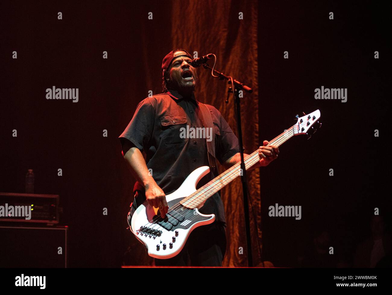 P.O.D. live in der Wembley Arena in London am 15. März 2024 Traa Daniels, Bassist P.O.D. (an Initialism for Payable on Death) ist eine US-amerikanische Christian-Nu-Metal-Band, die 92 gegründet wurde. Sie haben weltweit über 12 Millionen Platten verkauft. Im Laufe ihrer Karriere erhielt die Band drei Grammy Award Nominierungen, trug zu zahlreichen Film-Soundtracks bei und tourte international. Mit ihrem dritten Studioalbum The Fundamental Elements of Southtown erzielten sie ihren ersten Mainstream-Erfolg; das Album wurde als Platin ausgezeichnet. Stockfoto