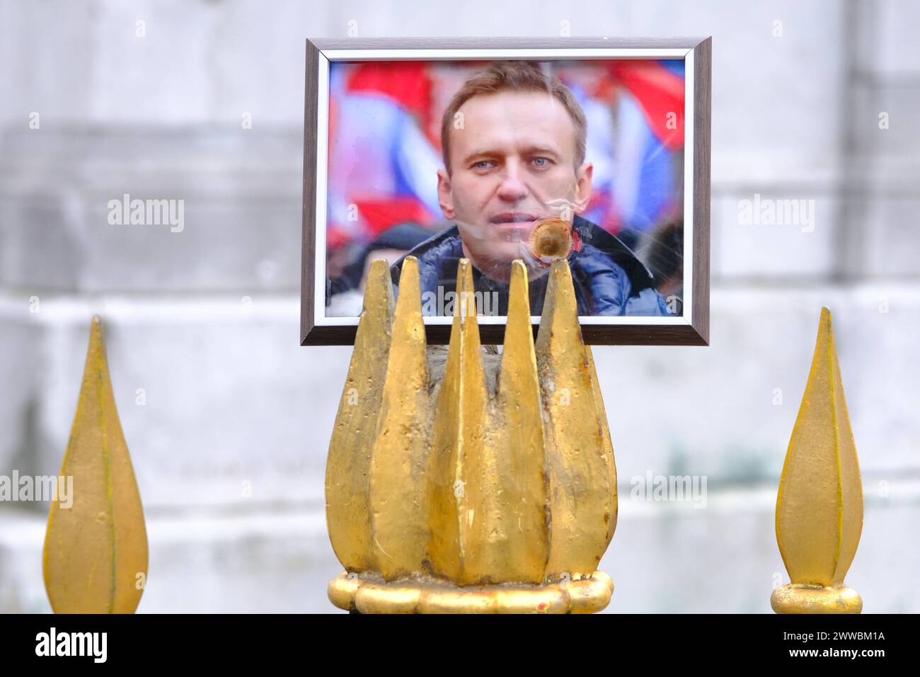 Düsseldorf 23.03.2024 Gedenkstelle Putin-Opfer Alexej Nawalny Alexei Anatoljewitsch Nawalny politischer Gefangener Russland Marktplatz Rathaus Düsseldorf Nordrhein-Westfalen Deutschland *** Düsseldorf 23 03 2024 Gedenkstätte für Putin Opfer Alexej Nawalny Alexei Anatoljewitsch Nawalny politischer Gefangener Russland Marktplatz Rathaus Düsseldorf Nordrhein-Westfalen Deutschland Stockfoto