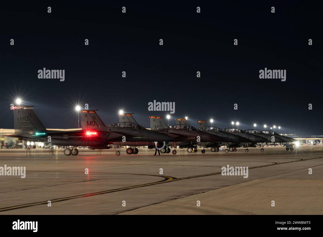 Sechs F-15E Strike Eagles, die dem 366th Fighter Wing auf der Mountain Home Air Force Base in Idaho zugeordnet sind, warten auf den Start für die Red Flag-Nellis 24-2 Mission Stockfoto