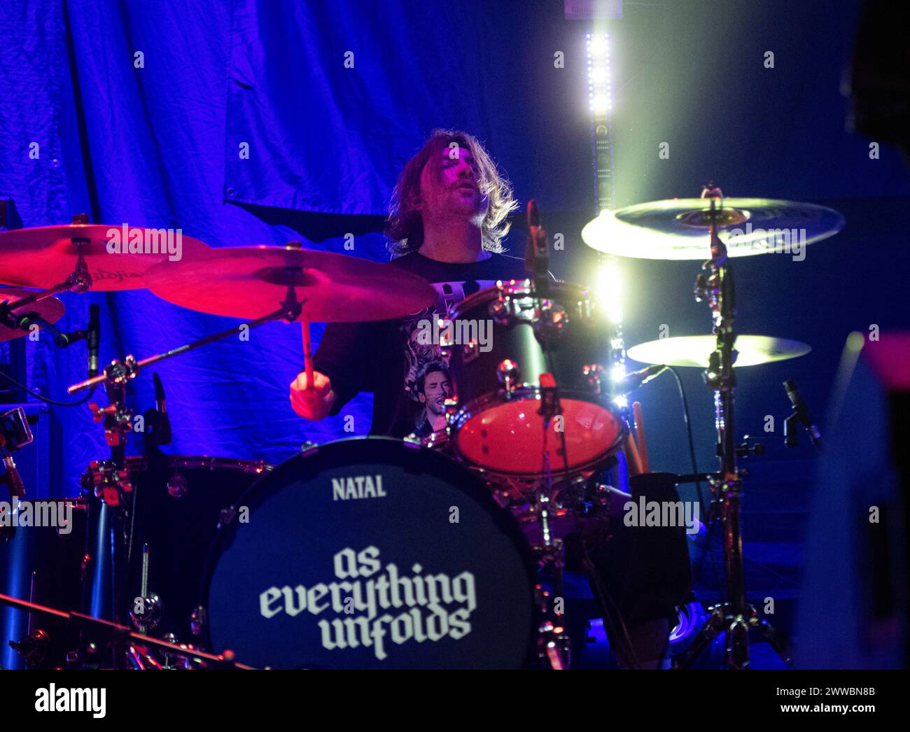 AS Everything Unfolds Live-Auftritt in der Wembley Arena, London, am 15. März 2024 ist Jamie Gowers, Drummer As Everything Unfolds, eine britische Metal-Band, die sich '13 als Akustikpaarung gegründet hat. Bis heute haben sie zwei Alben veröffentlicht. Stockfoto