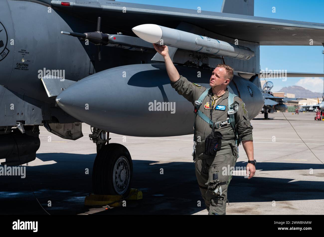 Major Jeremy Lutes, ein Offizier der 389th Fighter Squadron Waffensysteme, führt vor dem Flug Überprüfungen an einer F-15E während der Red Flag Übung durch Stockfoto