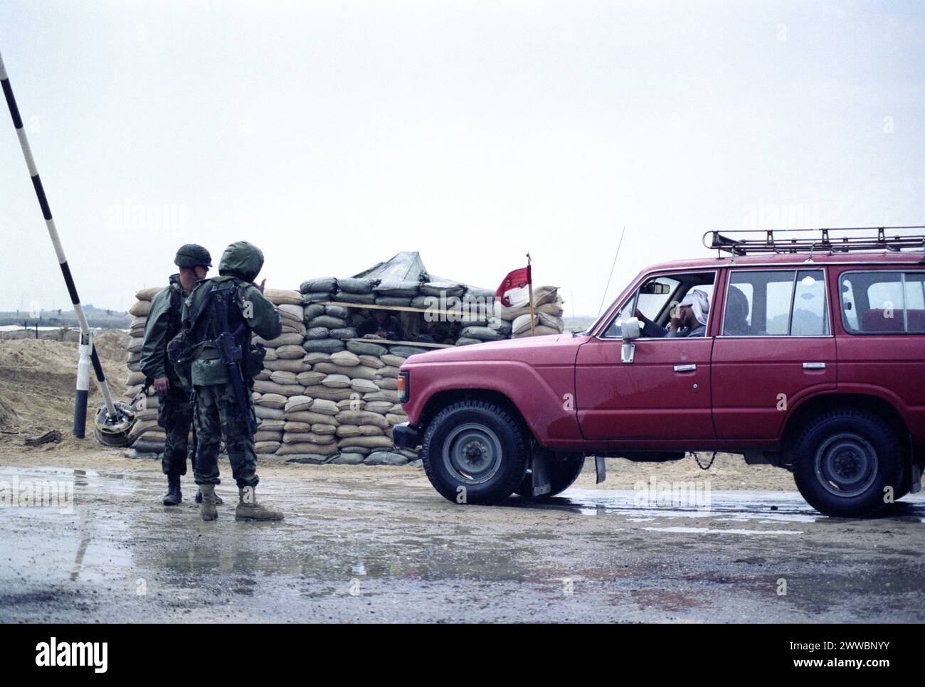 Erster Golfkrieg: 23. März 1991 Ein nasser Nachmittag am Checkpoint Charlie, der Grenze der Besetzung durch die US-Armee entlang des Highway 8, 8 km südlich von Nasiriyah im südlichen Irak. Stockfoto