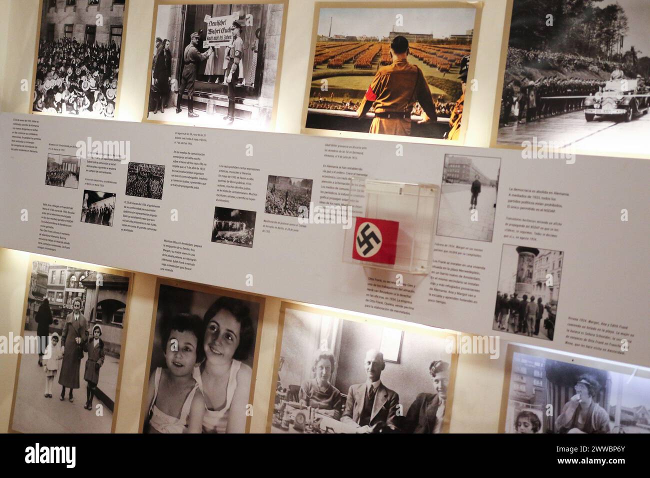 BUENOS AIRES 20.03.2024: Bibliographie, Fotografien und eine Reproduktion des Tierhauses, in dem Anne Frank in Amsterdam lebte, im Anne Frank Museum duri Stockfoto