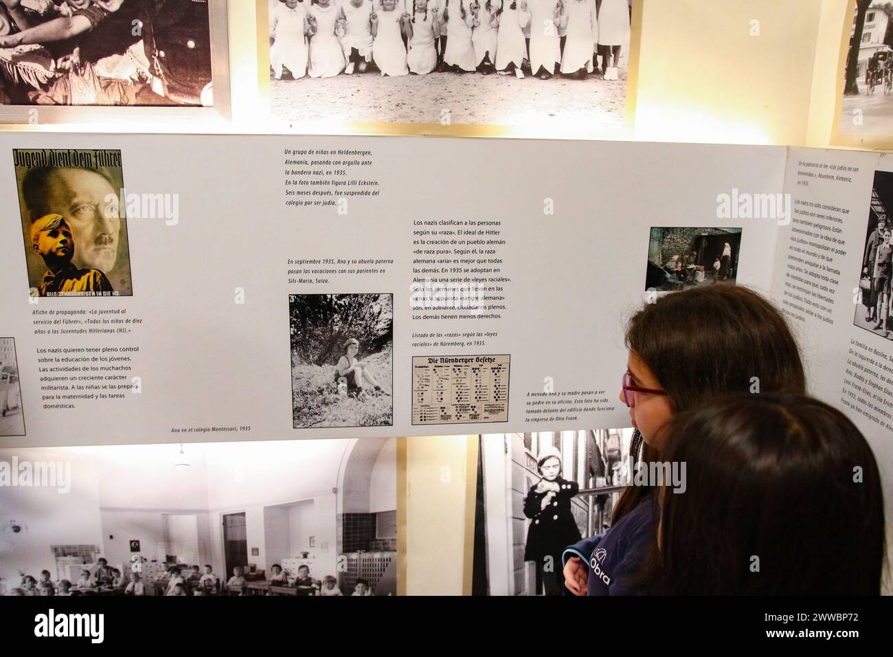 BUENOS AIRES 20.03.2024: Bibliographie, Fotografien und eine Reproduktion des Tierhauses, in dem Anne Frank in Amsterdam lebte, im Anne Frank Museum duri Stockfoto