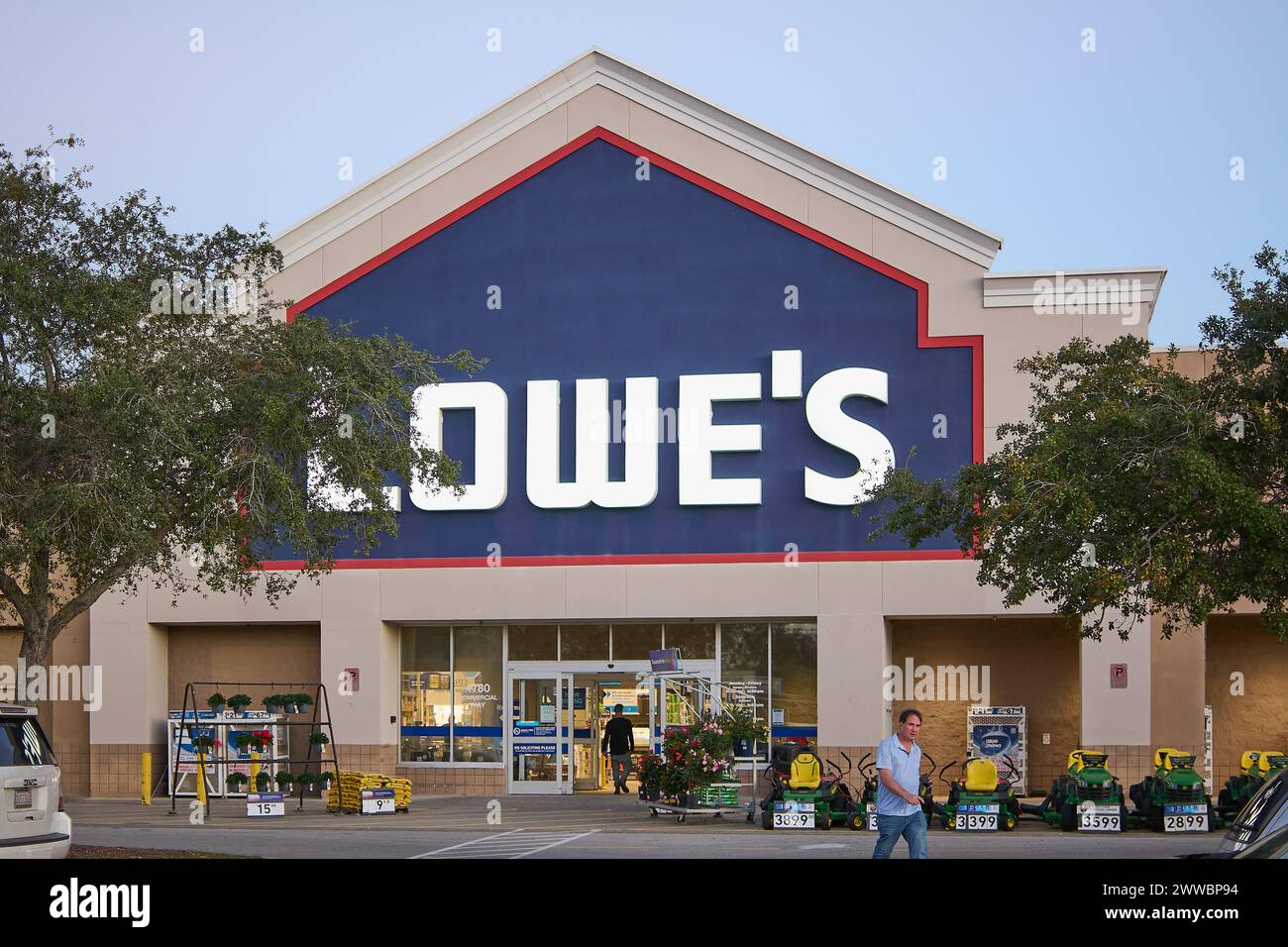 Florida, USA - 23. März 2024: Aufnahme eines Lowe's Ladens mit klarem Himmel, der den Eingang mit Gartenwerkzeugen und Pflanzen zeigt und zu Hause einlädt Stockfoto