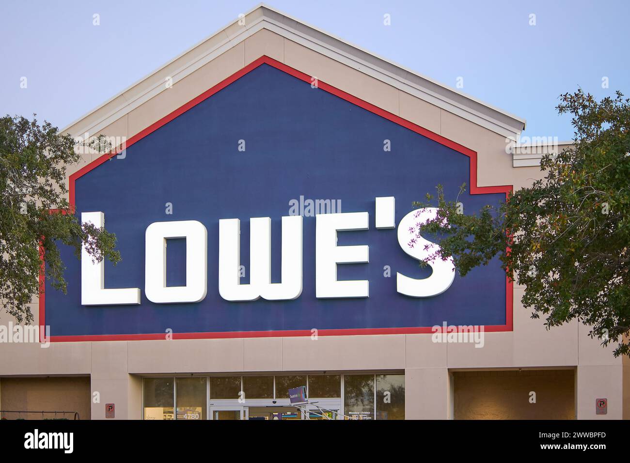 Florida, USA - 23. März 2024: Abendlicher Blick auf das Äußere von Lowe's mit einer Vielzahl von Outdoor-Geräten und Pflanzen, die den Kunden zur Verfügung stehen Stockfoto