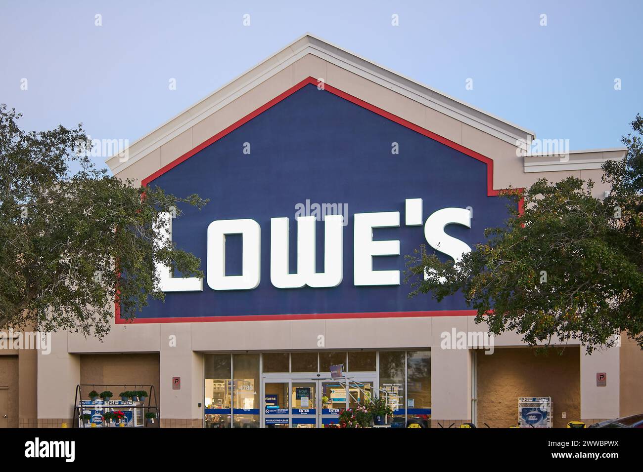 Florida, USA - 23. März 2024: Die einladende Fassade eines Lowe's Stores ist mit einer Vielzahl von Gartenartikeln geschmückt und zeigt seine Bereitschaft, alle zu treffen Stockfoto