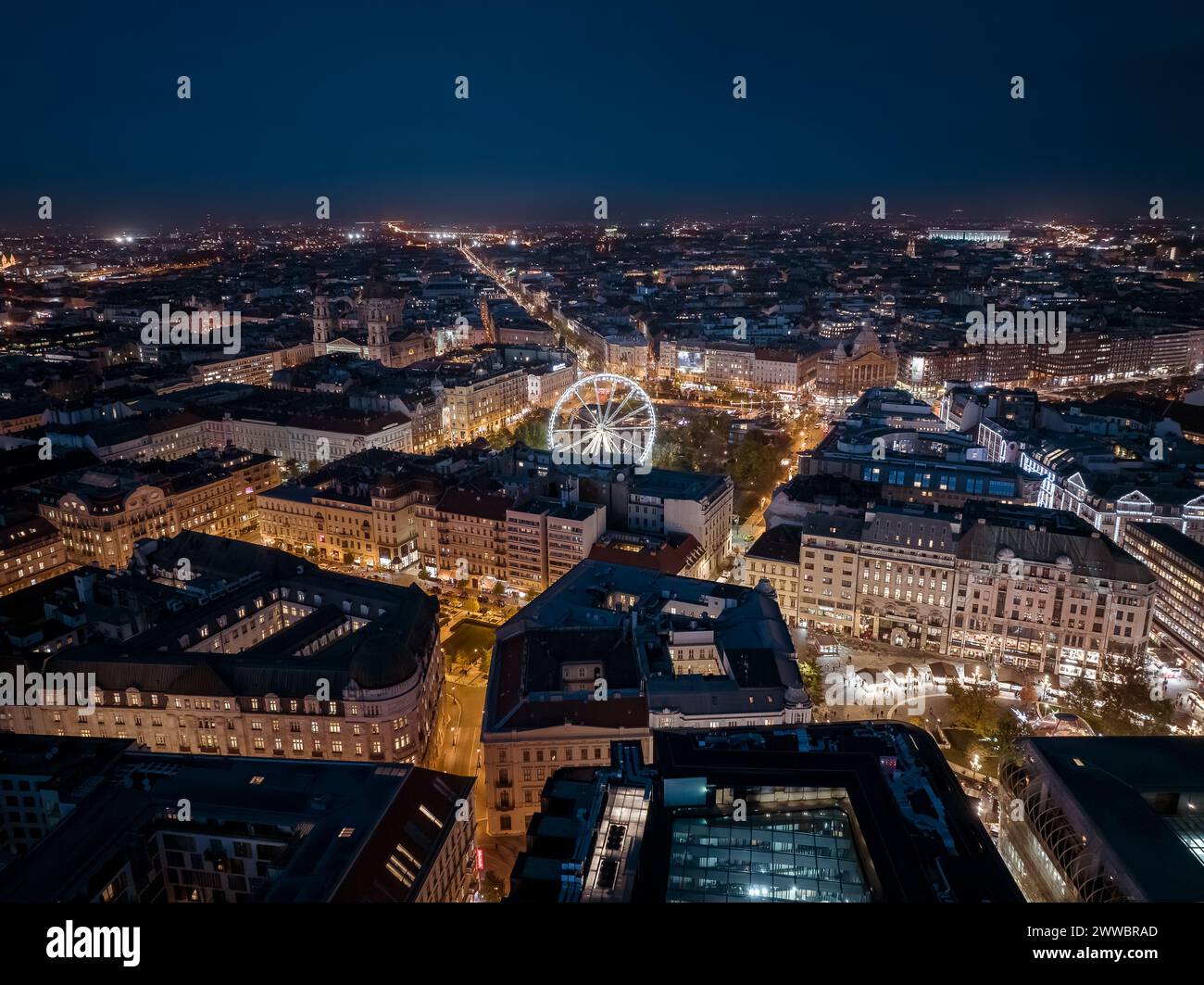 Nächtliche Stadtansicht über die Innenstadt von budapest. Inklusive Riesenrad, Erzsebet-Platz, Deak-Platz, Worosmarty-Platz. Blick auf die beleuchtete Straße Stockfoto
