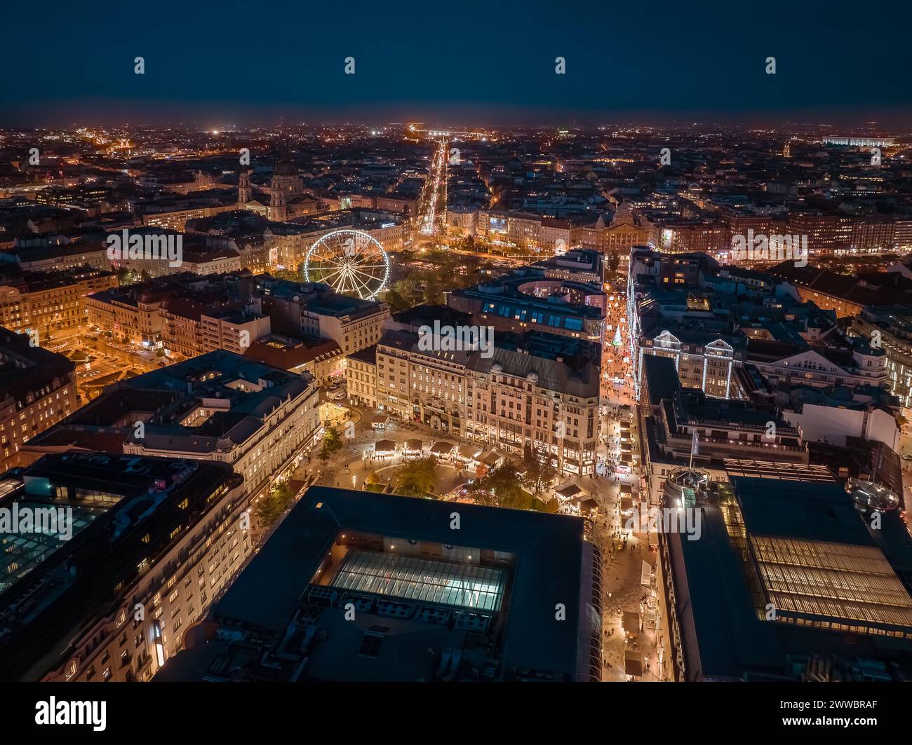 Oben, Vogelperspektive auf die Stadt, budapest bei Nacht, budapester Innenstadt, Stadtlandschaft, weltschlauer Platz, Riesenrad, beleuchtete, beleuchtete Stadt, Straßenbeleuchtung Stockfoto