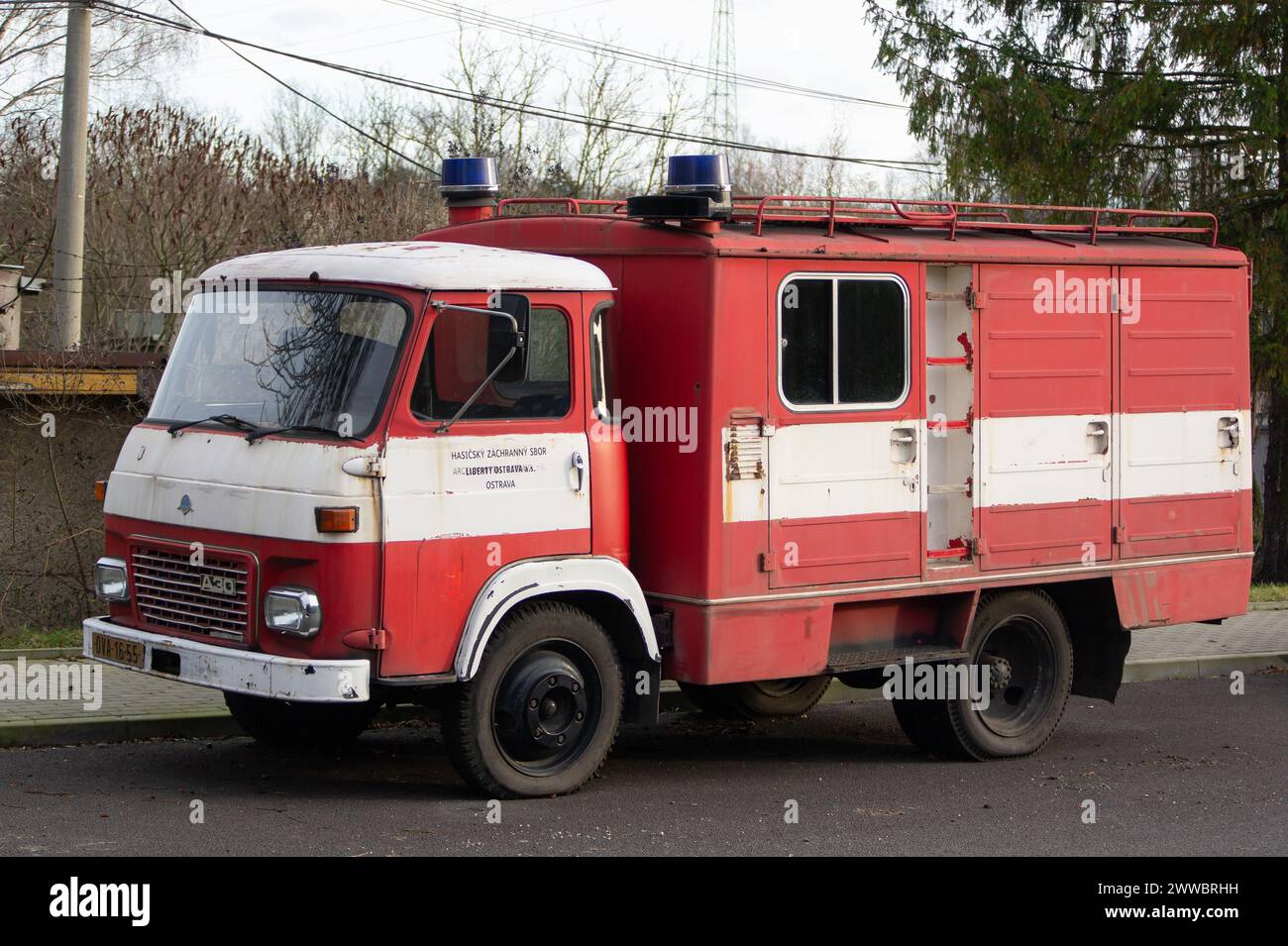 OSTRAVA, TSCHECHISCHE REPUBLIK - 29. DEZEMBER 2023: Feuerwehrauto Avia A30 aus den 1970er Jahren Stockfoto