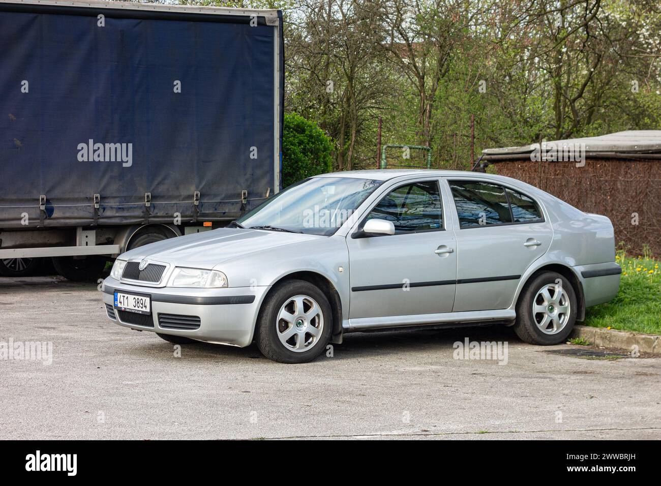 HAVIROV, TSCHECHISCHE REPUBLIK - 27. APRIL 2023: Skoda Octavia Liftback Auto nach Facelift auf der Straße parkt Stockfoto