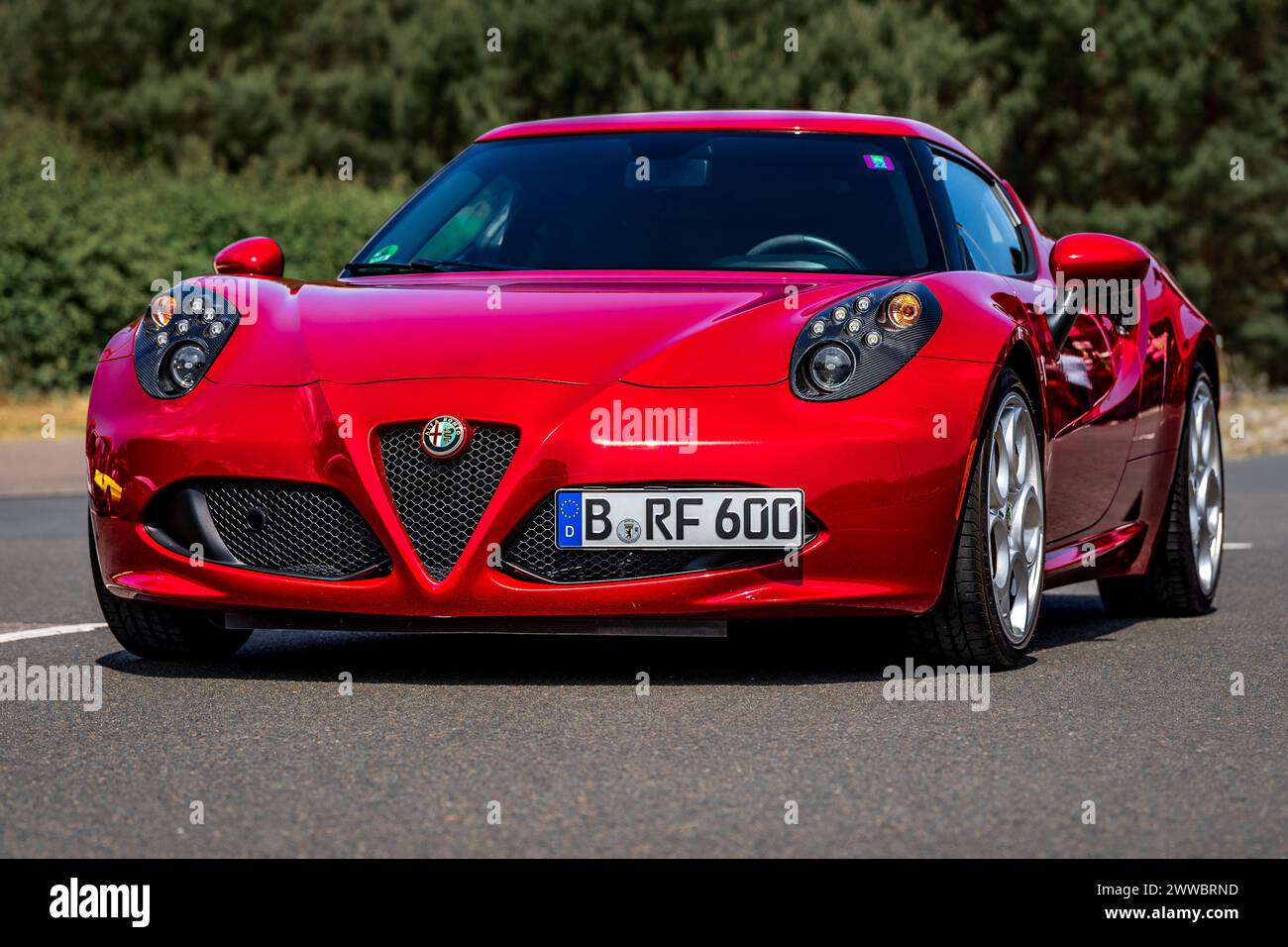 LINTHE, DEUTSCHLAND - 27. MAI 2023: Der Sportwagen Alfa Romeo 4C. Die Oldtimer Show 2023. Stockfoto