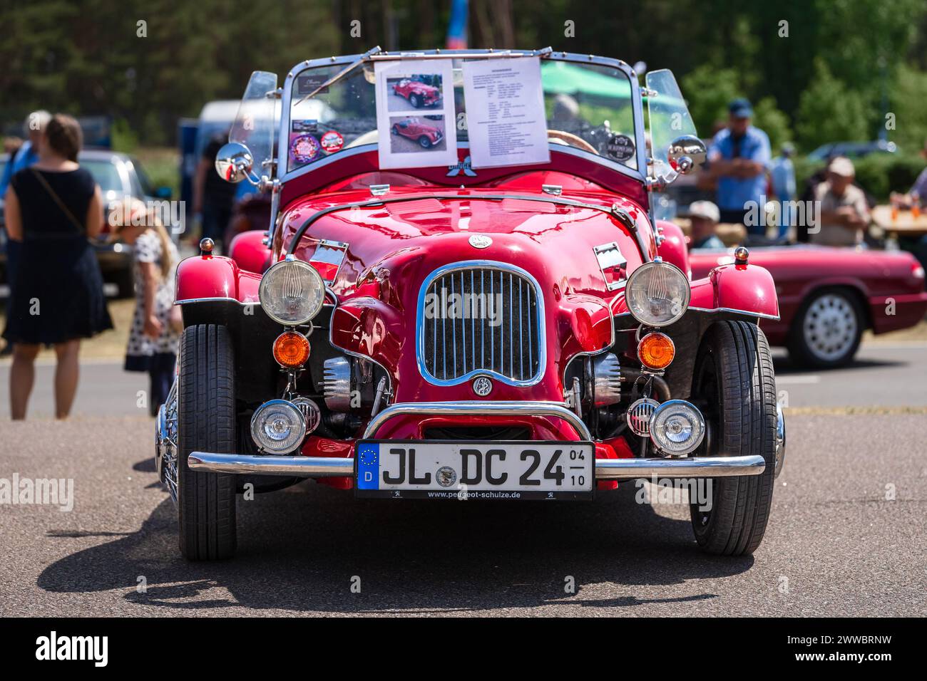 LINTHE, DEUTSCHLAND - 27. MAI 2023: Das Kit Car basiert auf Citroen 2CV, Replik Morgen Plus 4, 1978. Die Oldtimer Show 2023. Stockfoto