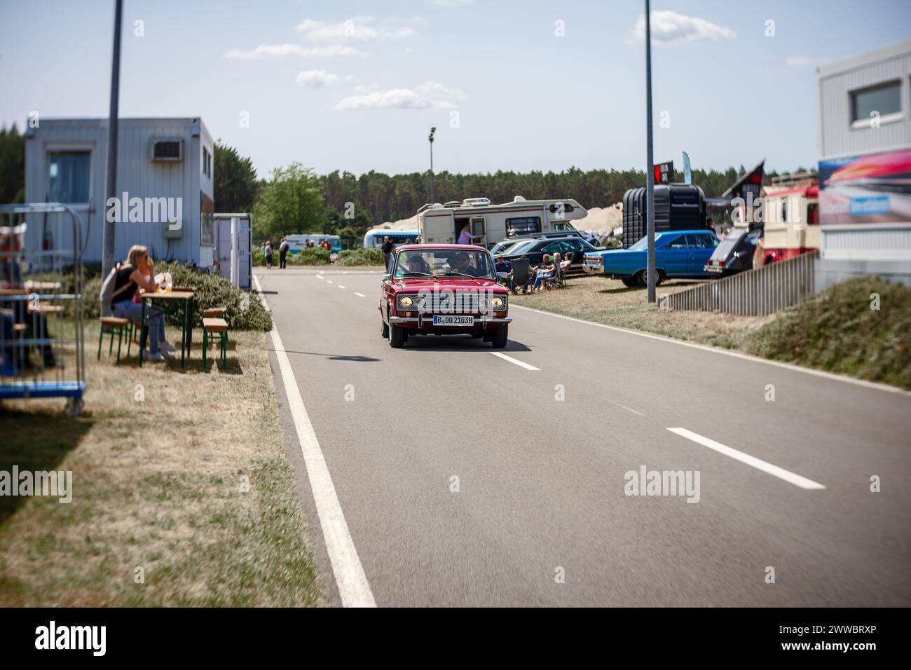 LINTHE, DEUTSCHLAND - 27. MAI 2023: Der kleine Familienwagen VAZ-2103 Zhiguli. Kunstlinse. Bokeh drehen. Die Oldtimer Show 2023. Stockfoto