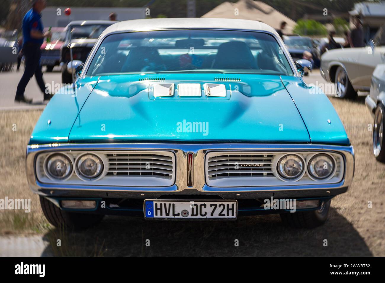 LINTHE, DEUTSCHLAND - 27. MAI 2023: The Muscle Car Dodge Super Bee, 1971. Kunstlinse. Bokeh drehen. Die Oldtimer Show 2023. Stockfoto