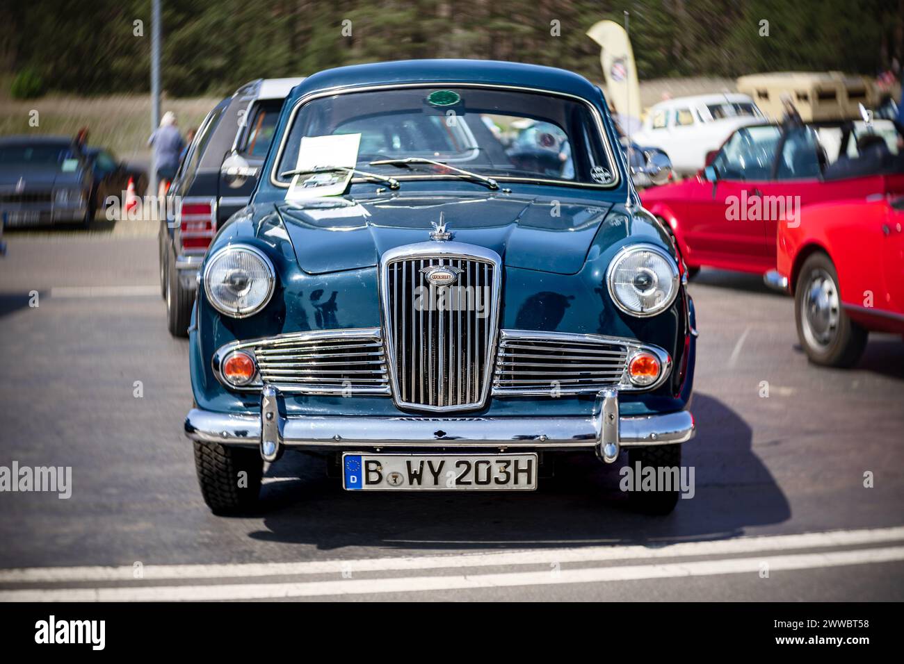 LINTHE, DEUTSCHLAND - 27. MAI 2023: Der kompakte Executive Car Wolseley 1500, 1961. Kunstlinse. Bokeh drehen. Die Oldtimer Show 2023. Stockfoto