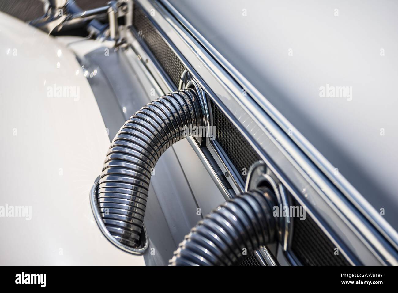 LINTHE, DEUTSCHLAND - 27. MAI 2023: Das Auspuffsystem eines Roadsters Mercedes-Benz 500K (W29). Kunstlinse. Bokeh drehen. Die Oldtimer Show 2023. Stockfoto