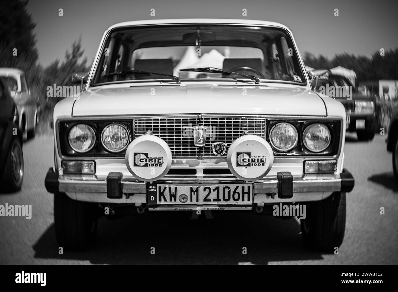 LINTHE, DEUTSCHLAND - 27. MAI 2023: Der kleine Familienwagen VAZ-2106 Zhiguli. Kunstlinse. Bokeh drehen. Schwarz-weiß. Die Oldtimer Show 2023. Stockfoto