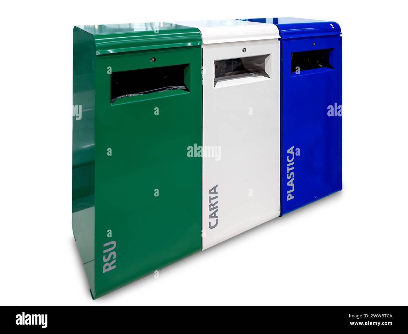Italienische Abfalltonnen, grüne RSU (feste Siedlungsabfälle), weiße CARTA (Papier) und blaue PLASTICA (Kunststoff) isoliert auf weiß mit Beschneidungspfad Stockfoto