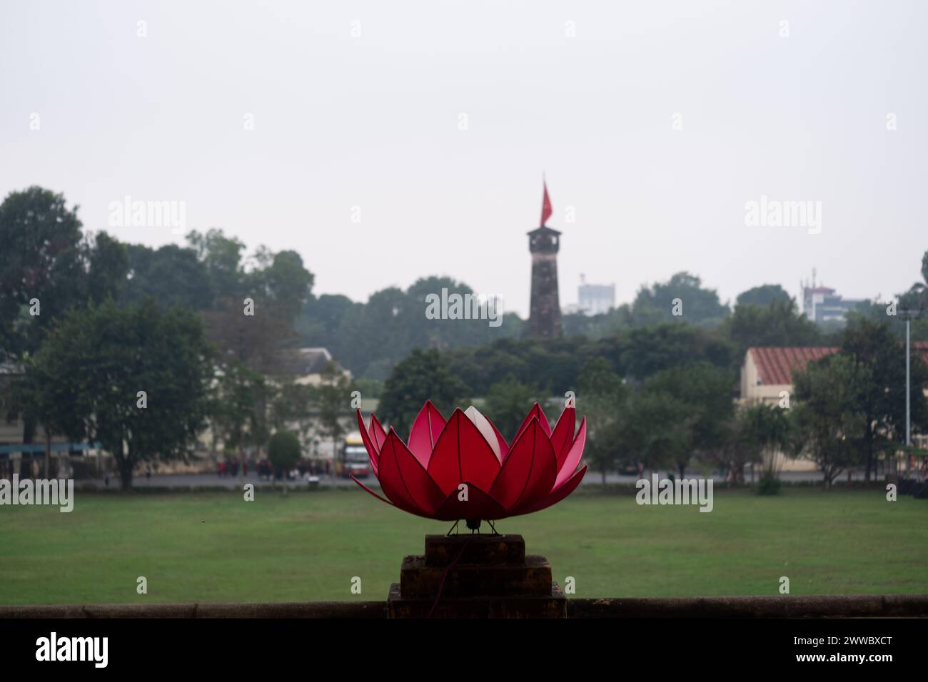 Lotusblume mit Blick auf den Kaiserturm mit Pagode im Hintergrund Stockfoto