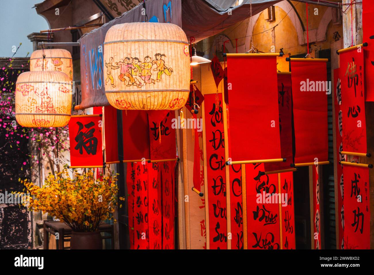 Leuchtende rote Laternen beleuchten eine vietnamesische Straße Stockfoto