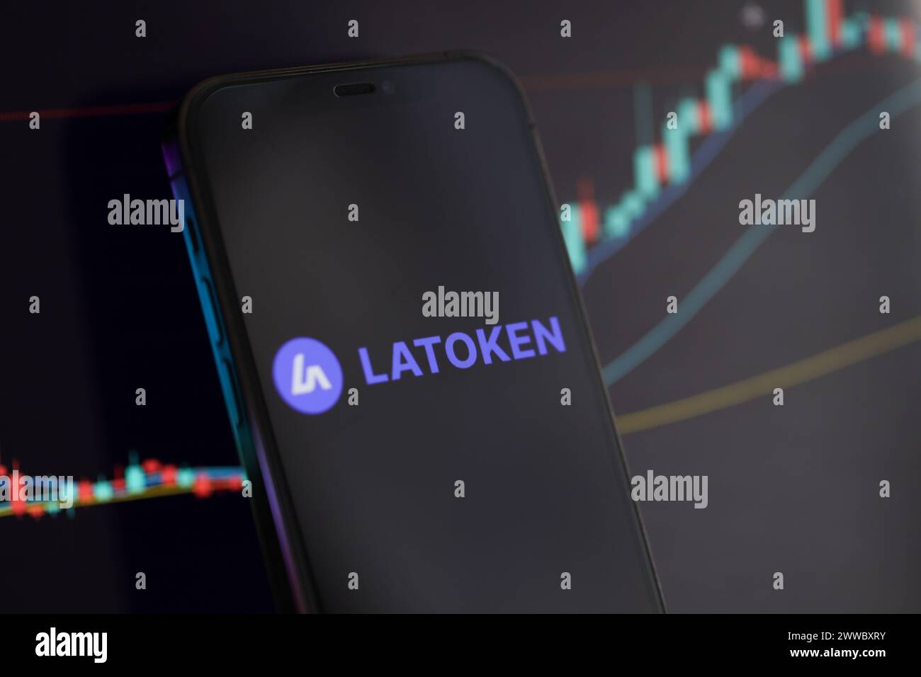 KIEW, UKRAINE - 15. MÄRZ 2024 Latoken-Logo auf dem iPhone-Display und Kryptowährungswertdiagrammen. Portal für den Austausch von Kryptowährungen Stockfoto