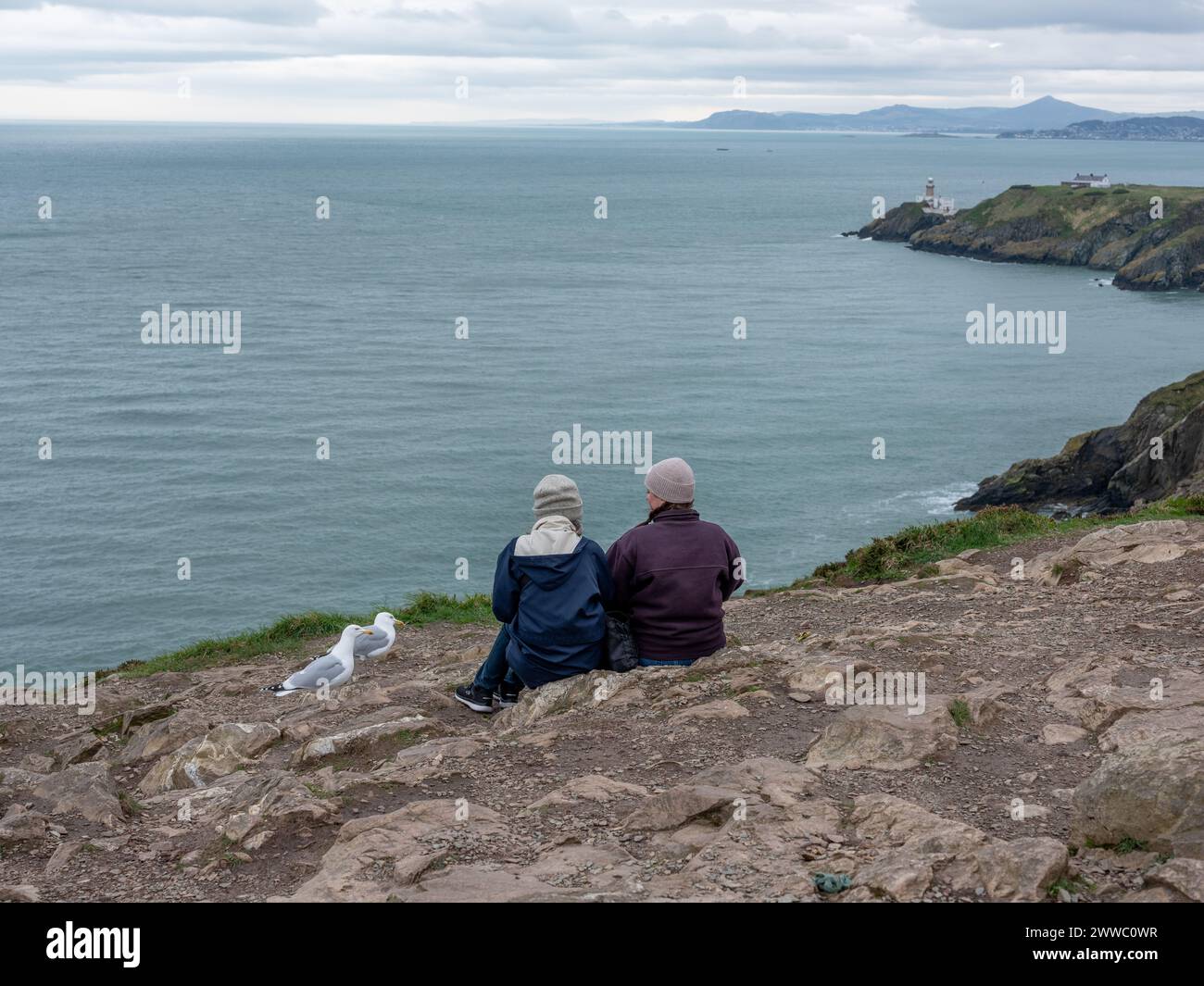 Spaziergänger auf dem Küstenweg am Howth Head nördlich von Dublin, Irland. Stockfoto