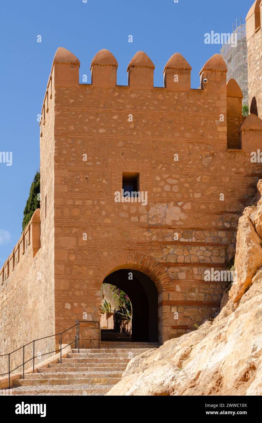 ALMERIA, SPANIEN - 26. FEBRUAR 2024 Zitadelle, Burg und Mauern des Cerro de San Cristobal in der spanischen Stadt Almeria, einer der wichtigsten A Stockfoto