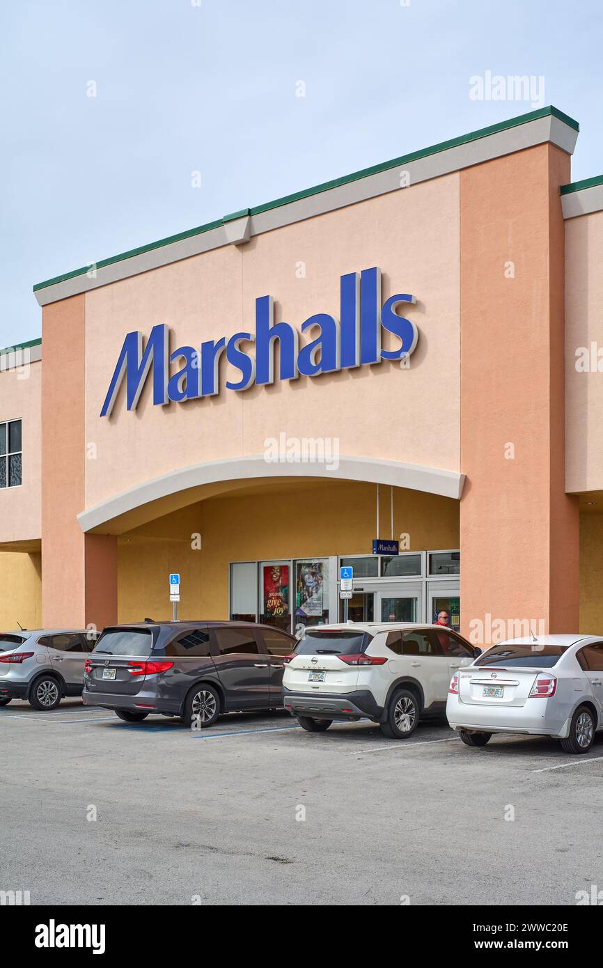 Florida, USA - 23. März 2024: Aufnahme eines Marshalls-Stores mit klarem Himmel, der den Eingang mit Handwerkzeugen und Pflanzen zeigt und Craft ent einlädt Stockfoto