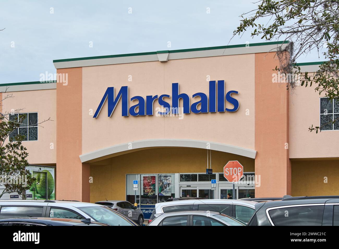 Florida, USA - 23. März 2024: Die einladende Fassade eines Marshalls-Stores ist mit einer Vielzahl von Gartenartikeln geschmückt und zeigt seine Bereitschaft, sich zu treffen Stockfoto