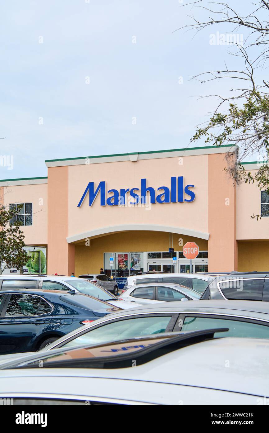 Florida, USA - 23. März 2024: Marshalls-Fassade in der Abenddämmerung beleuchtet und bietet einen Einblick in die breite Palette an Kunsthandwerk- und Gartenartikeln, die in erhältlich sind Stockfoto