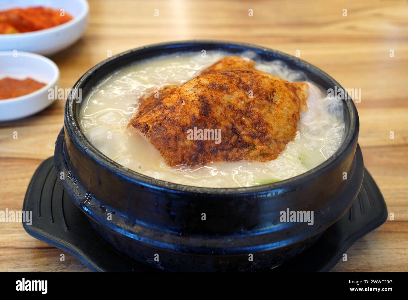 Ginseng-Hühnersuppe mit verbranntem Reis ist Koreas repräsentatives Gesundheitsnahrungsmittel. Stockfoto