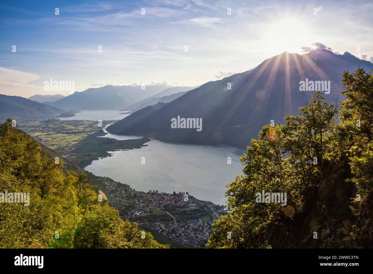 Italien, Provinz Sondrio, malerischer Blick auf den Sonnenuntergang über dem Mezzola-See in Riserva Naturale Pian di Spagna und Lago di Mezzola Stockfoto
