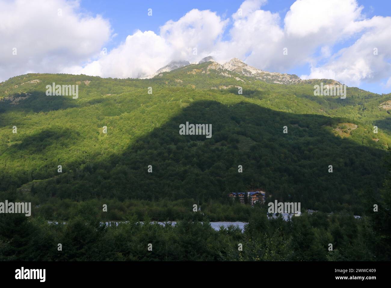 Panoramablick auf raue Berglandschaften von den albanischen Alpen zwischen Theth und Valbona in Albanien Stockfoto