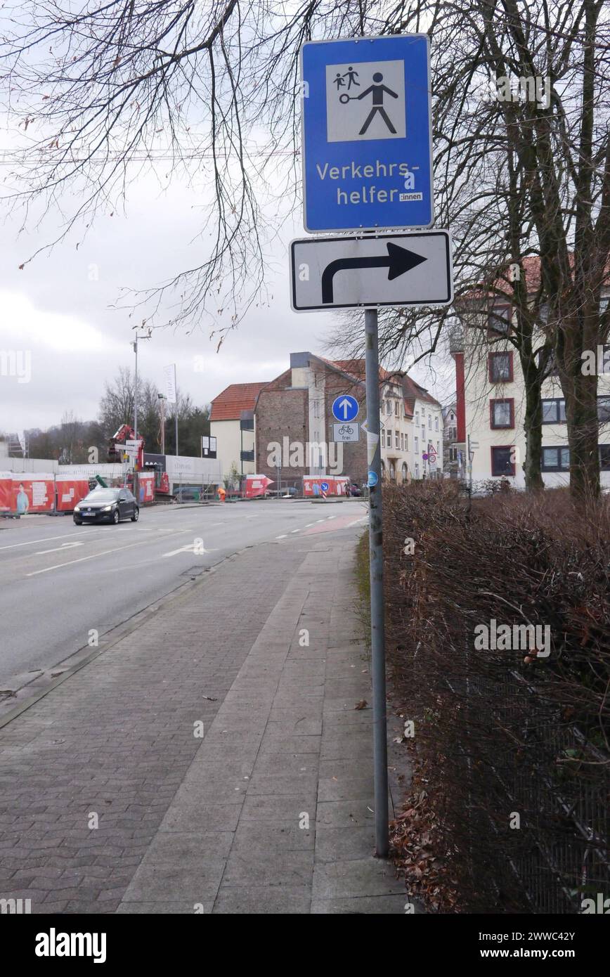 Feature/Symbol: Verkehrshelfer 01/24 thg von Privatperson durch Aufkleber gegendertes Verkehrsschild in Bielefeld im Januar 2024 Deutschland innen Verkehrshelferinnen Schülerlotsen Schülerlotse Lotsinnen Lotse Lotse Lotsen Schule Schulweg Sicherheit Straßenverkehr Straße Straßenschild Hinweis Hinweisschild Verkehr Kinder Straße Straßenverlauf Schulübergangsschutz Lutscher Mann Straßenschild hoch draußen *** Merkmal Verkehrshilfe 01 24 thg Verkehrsschild in Bielefeld im Januar 2024 Deutschland innerhalb der Verkehrshelferschule Grenzschutz Schule Grenzschutz Lutscher Mann Straßenschild hoch oben Stockfoto