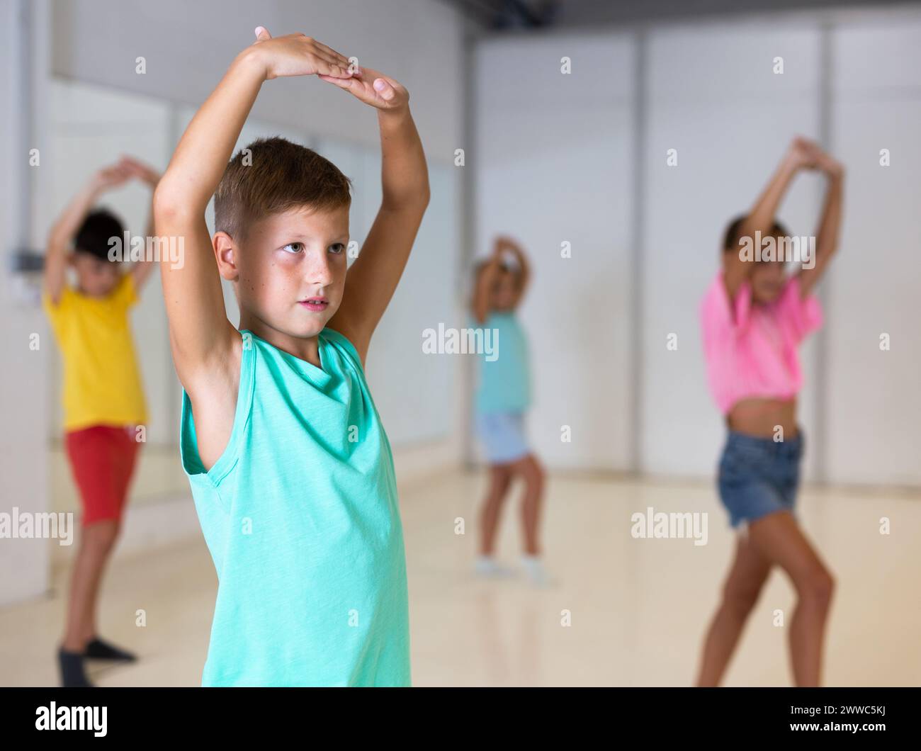 Tween boy üben Flamenco bewegt sich während der Gruppe Klasse in Choreographie Studio Stockfoto