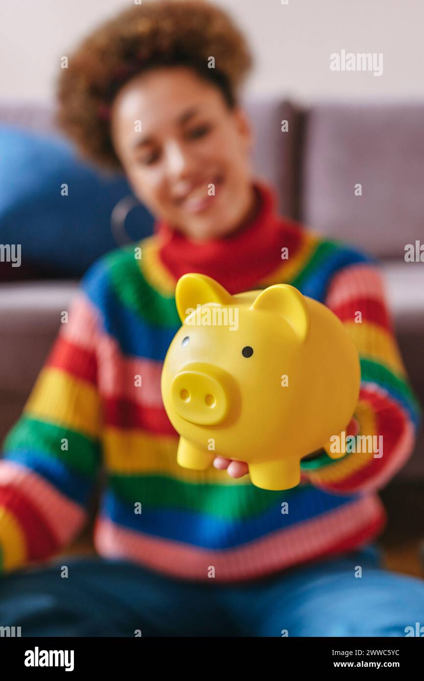 Frau mit gelber Schweinebank zu Hause Stockfoto