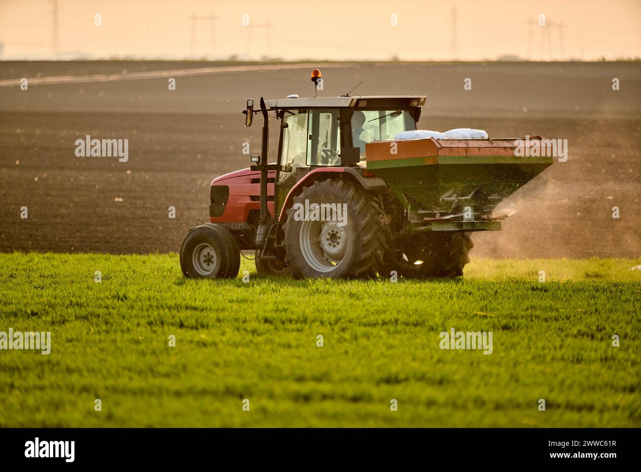 Traktor, der Dünger auf dem Feld spritzt Stockfoto