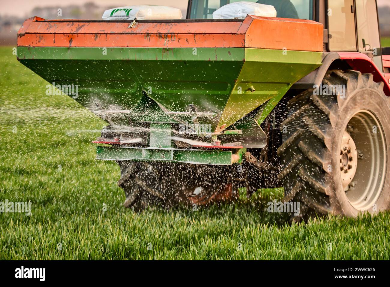 Feldspritzer, der Dnger auf das Feld sprht Stockfotografie - Alamy