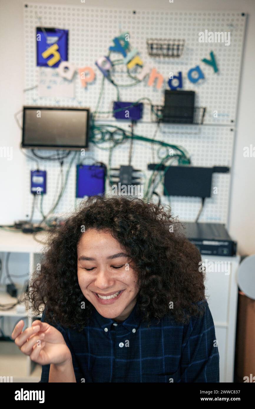 Glücklicher Ingenieur mit geschlossenen Augen im Büro Stockfoto