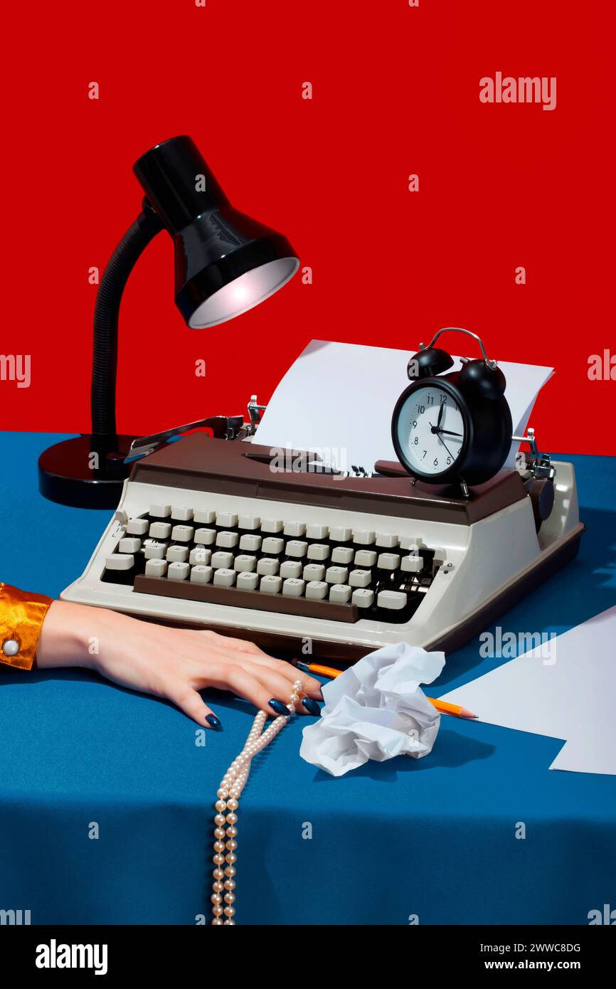 Hand des Schreibers mit Perlenschmuck in der Nähe der Schreibmaschine auf dem Schreibtisch Stockfoto