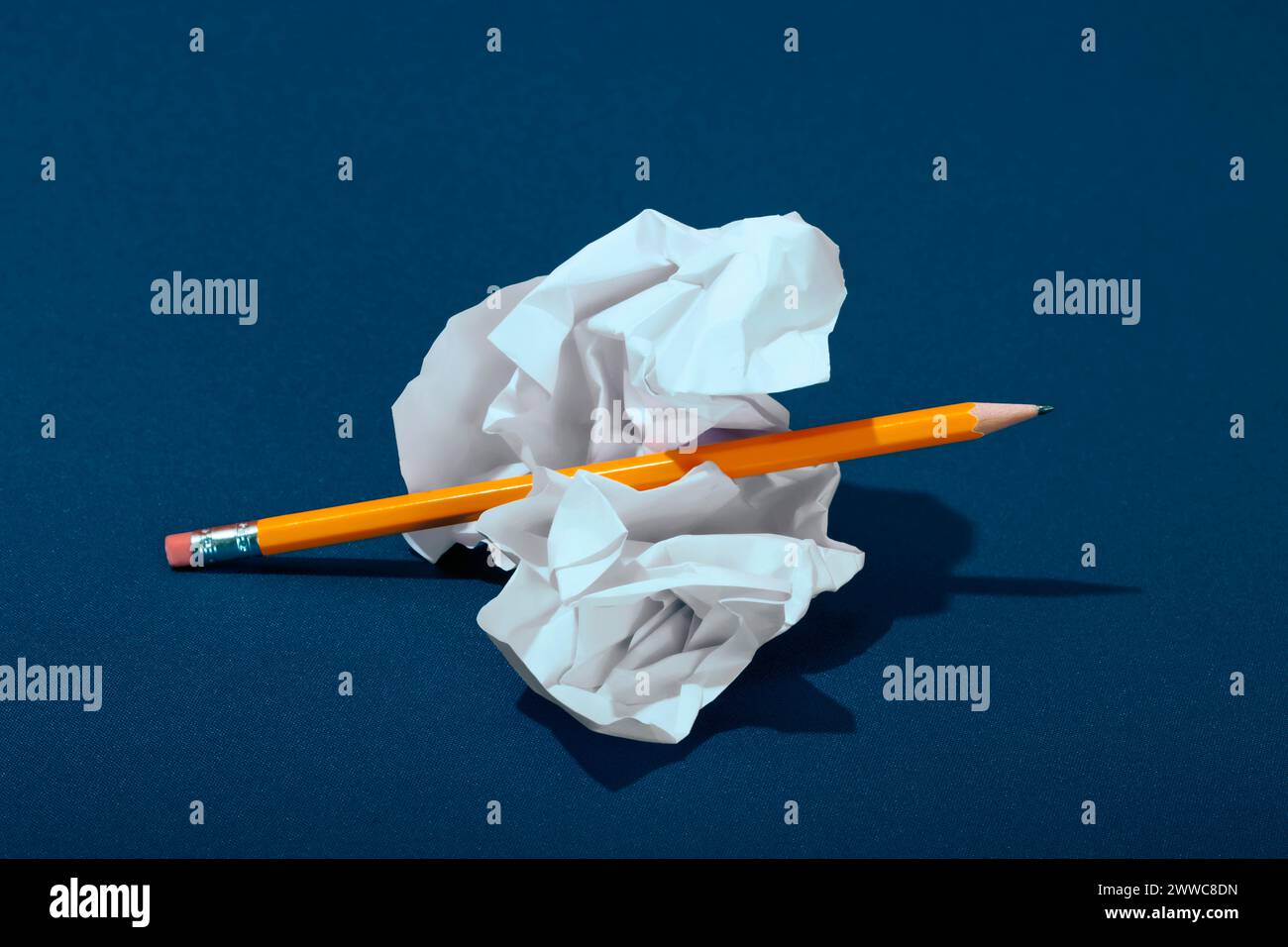Zerknittertes Papier mit Bleistift auf blauem Hintergrund Stockfoto