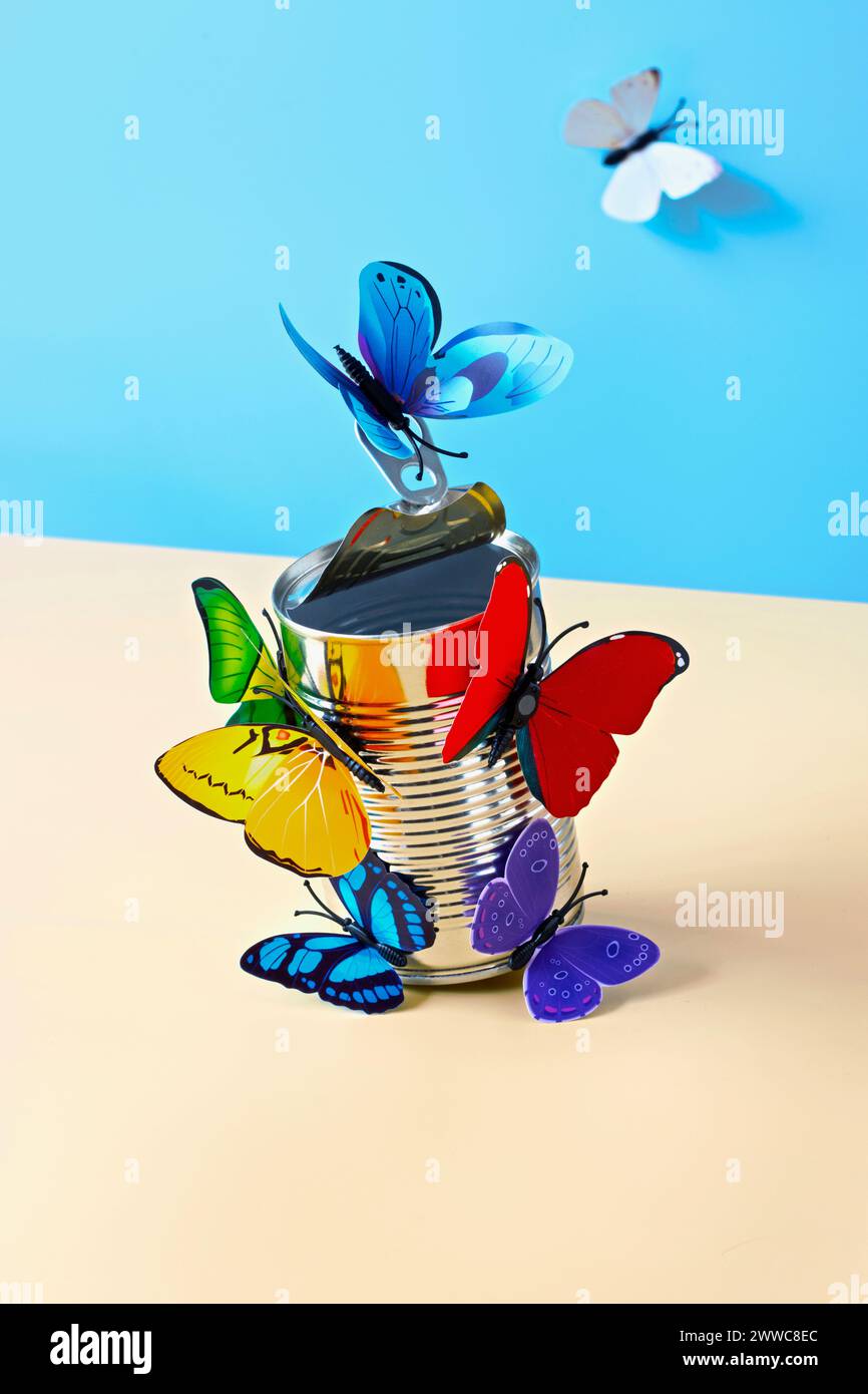 Studio-Aufnahme von Papier-BastelSchmetterlingen, die Dose mit Essen öffnen Stockfoto