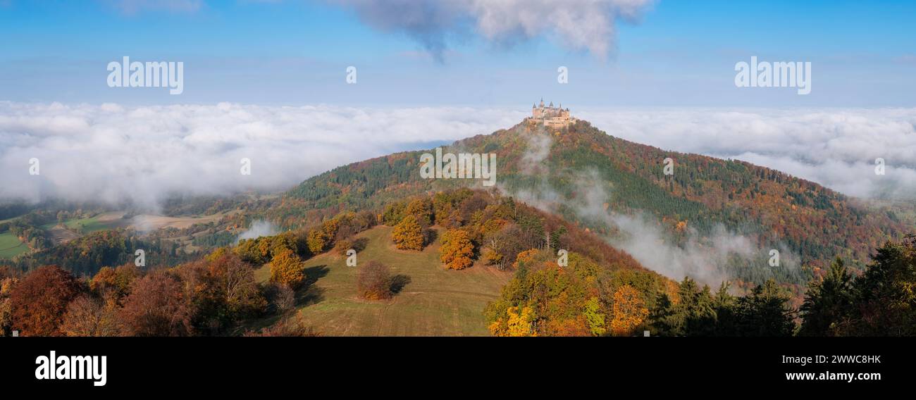 Deutschland, Baden-Württemberg, Bisingen, Panoramablick auf die Burg Hohenzollern bei nebeliger Herbstdämmerung Stockfoto