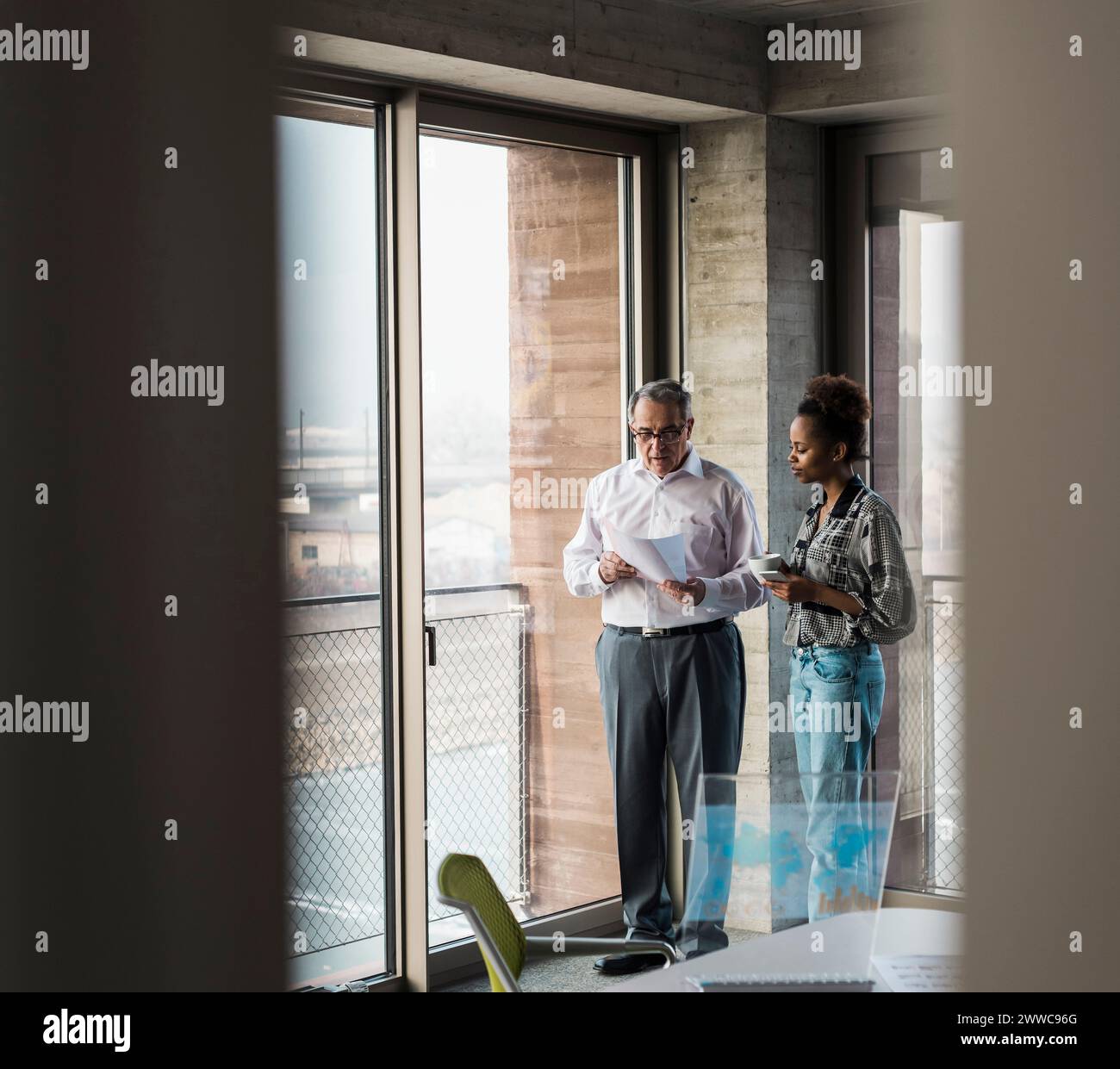 Geschäftskollegen diskutieren über Dokumente am Arbeitsplatz Stockfoto