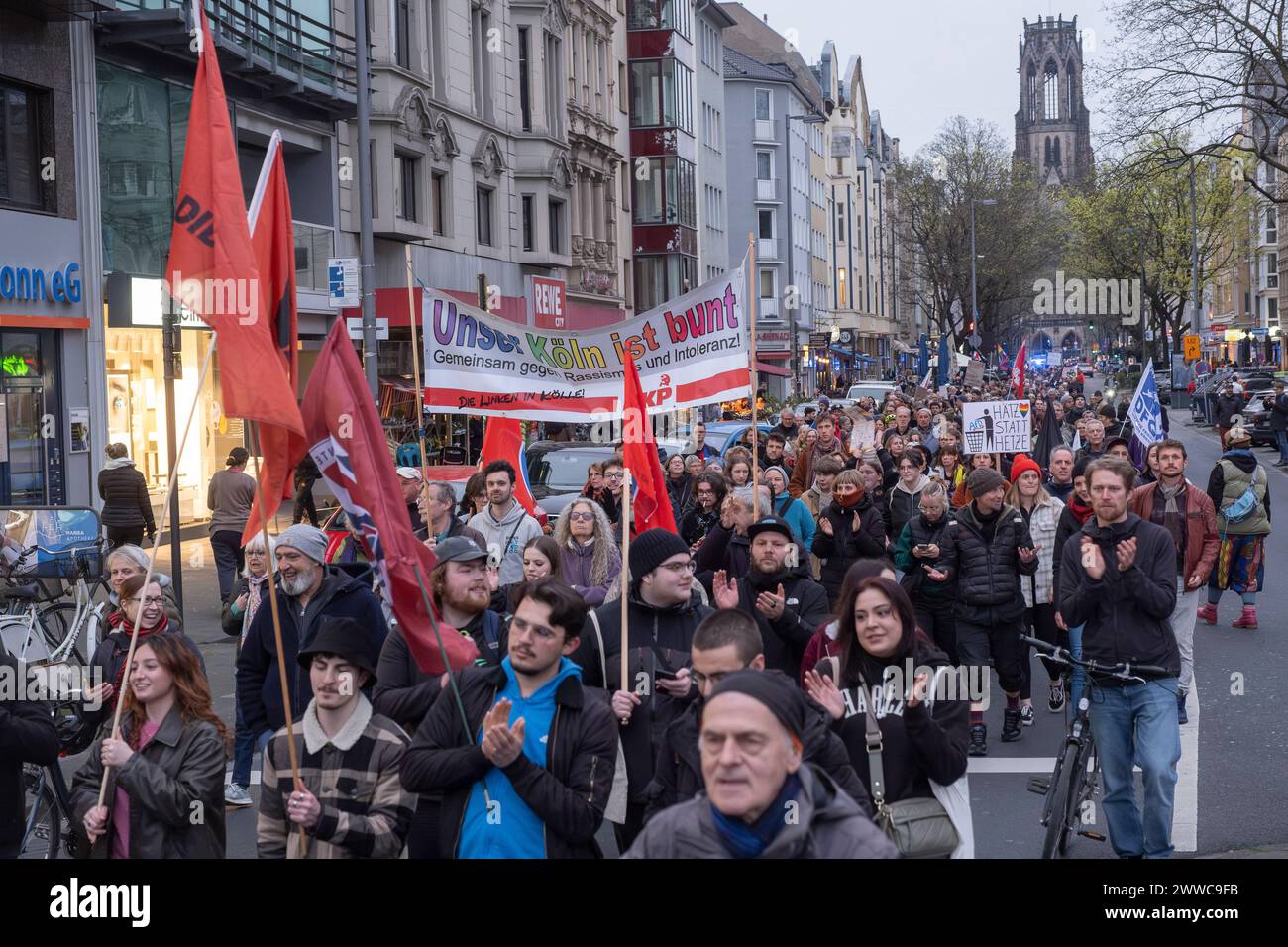 Unter dem Motto 15 vor 12 fŸr MenschenwŸrde demonstrierten heute tausende Kšlner am Rhein fŸr MenschenwŸrde und gegen Rassismus, Rechtsextremismus und Stockfoto