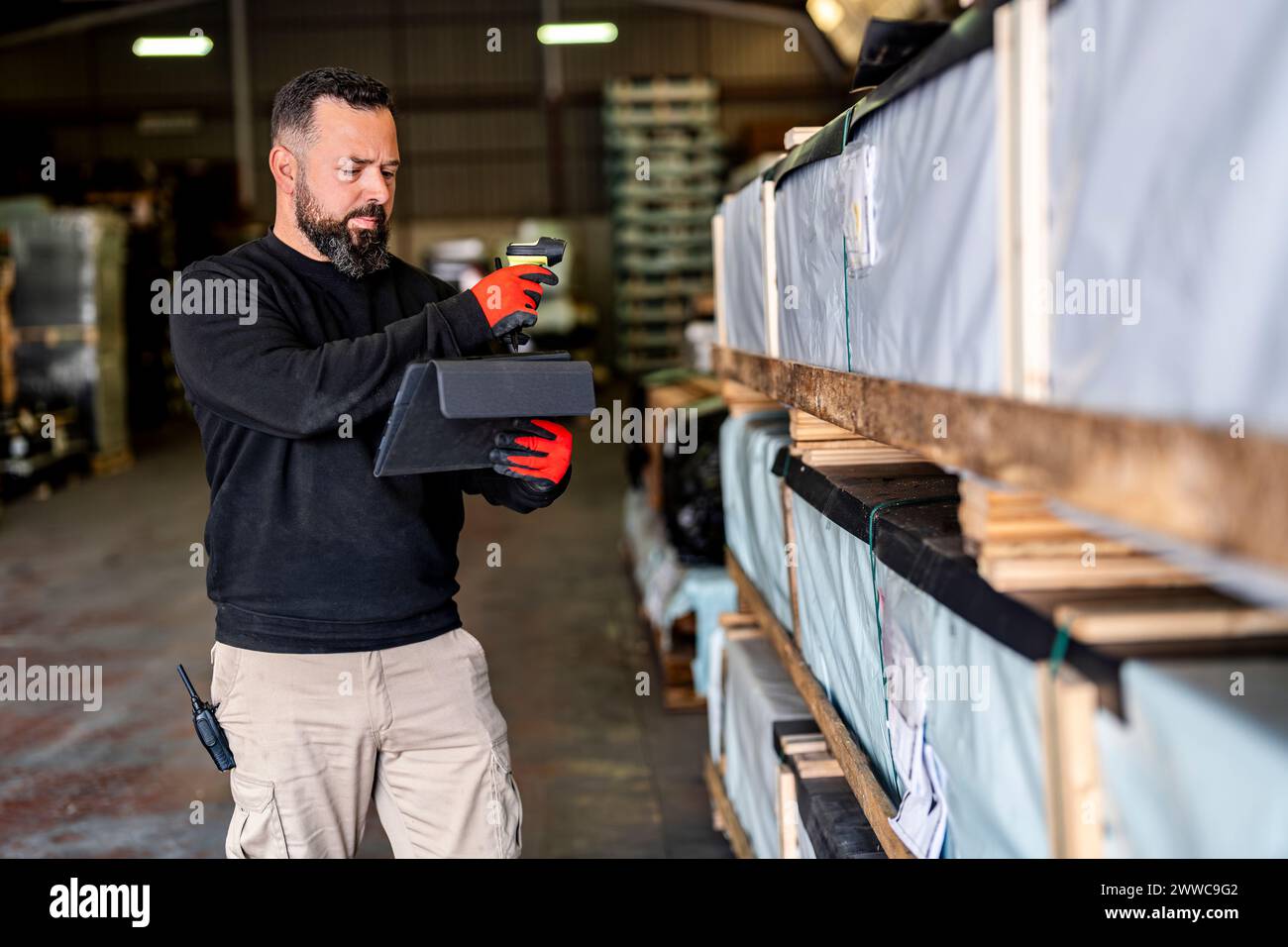 Ausgereifter Dispatcher mit Tablet-PC und Scannen von Barcodes Stockfoto