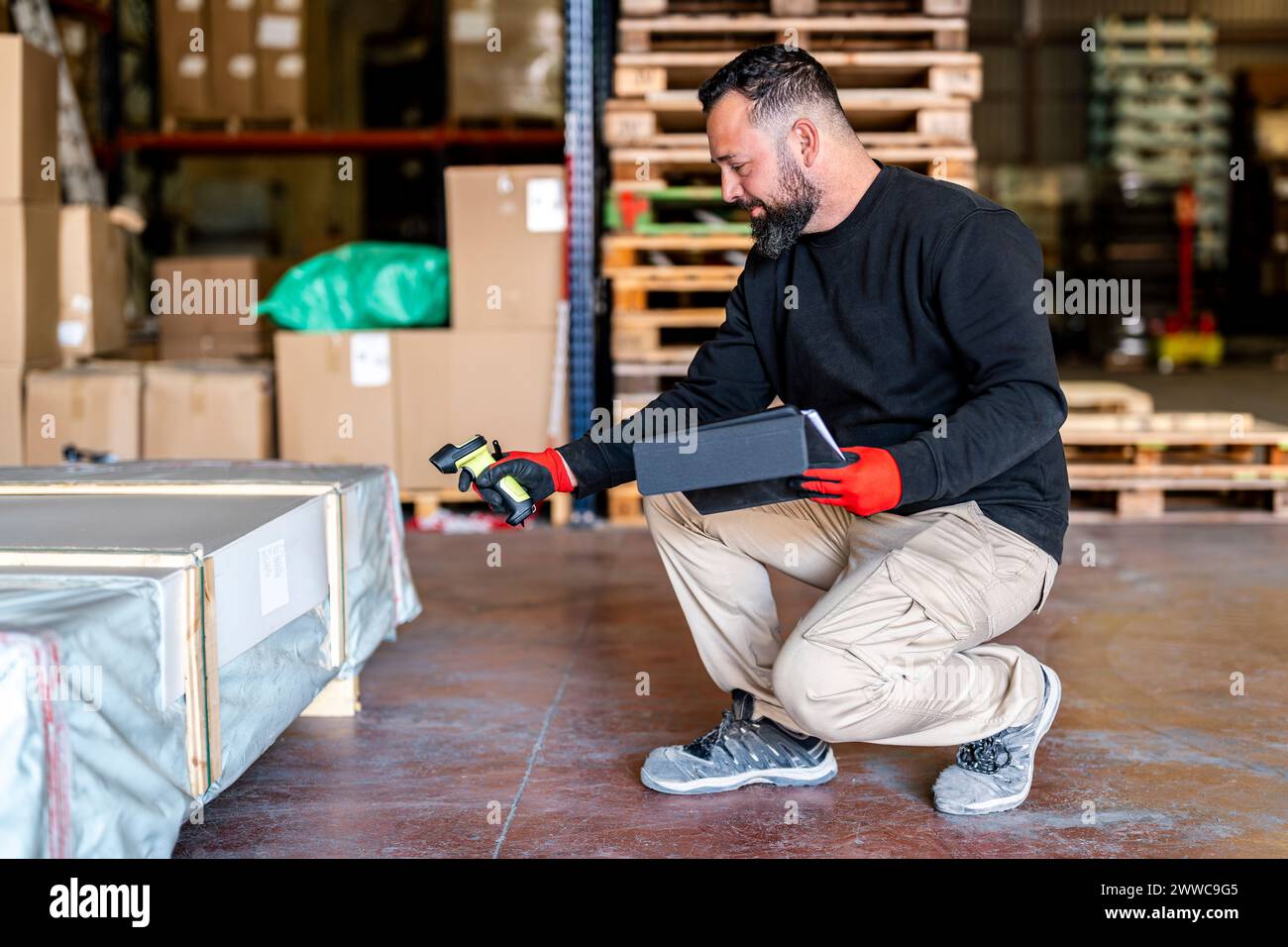Dispatcher hält Tablet-PC und scannt Barcodes Stockfoto
